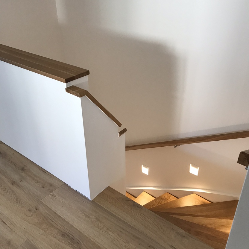 Treppenhaus aus Holz mit beleuchteten Stufen