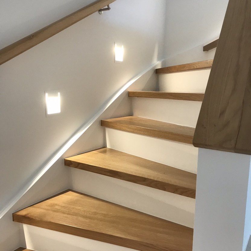 Einzelne Treppenstufen mit wei&szlig;er Front und Holzfl&auml;che