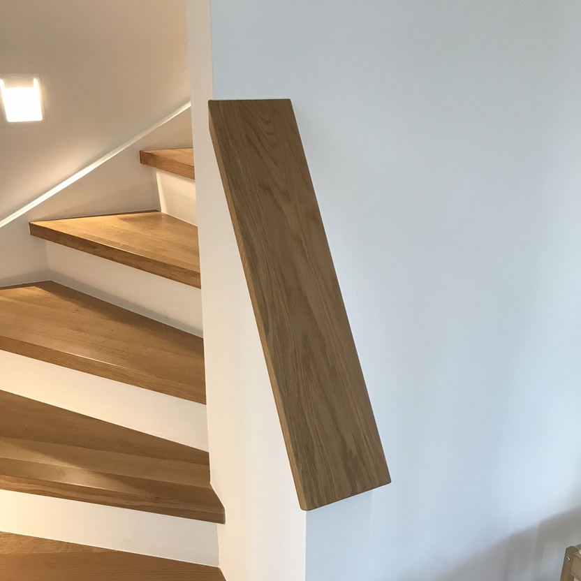Treppenaufgang mit Holz-Handlauf