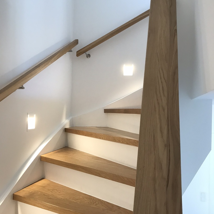 Handl&auml;ufe und Stufen aus Holz im Treppenhaus
