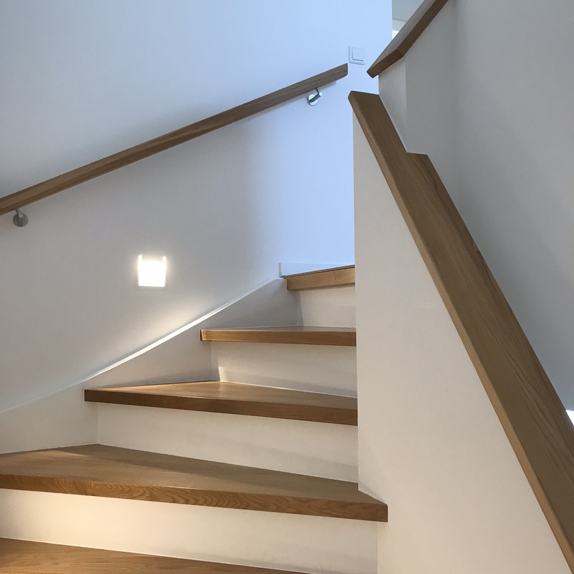 Treppenaufgang mit Handl&auml;ufen und Stufen aus Holz