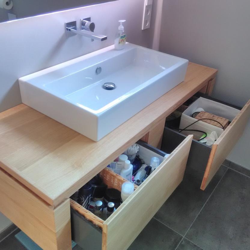 Waschbeckenschrank mit Schubladen aus Holz, ge&ouml;ffnet
