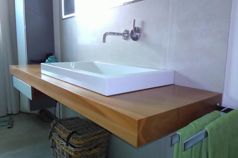 Moderner Waschbeckentisch aus Holz