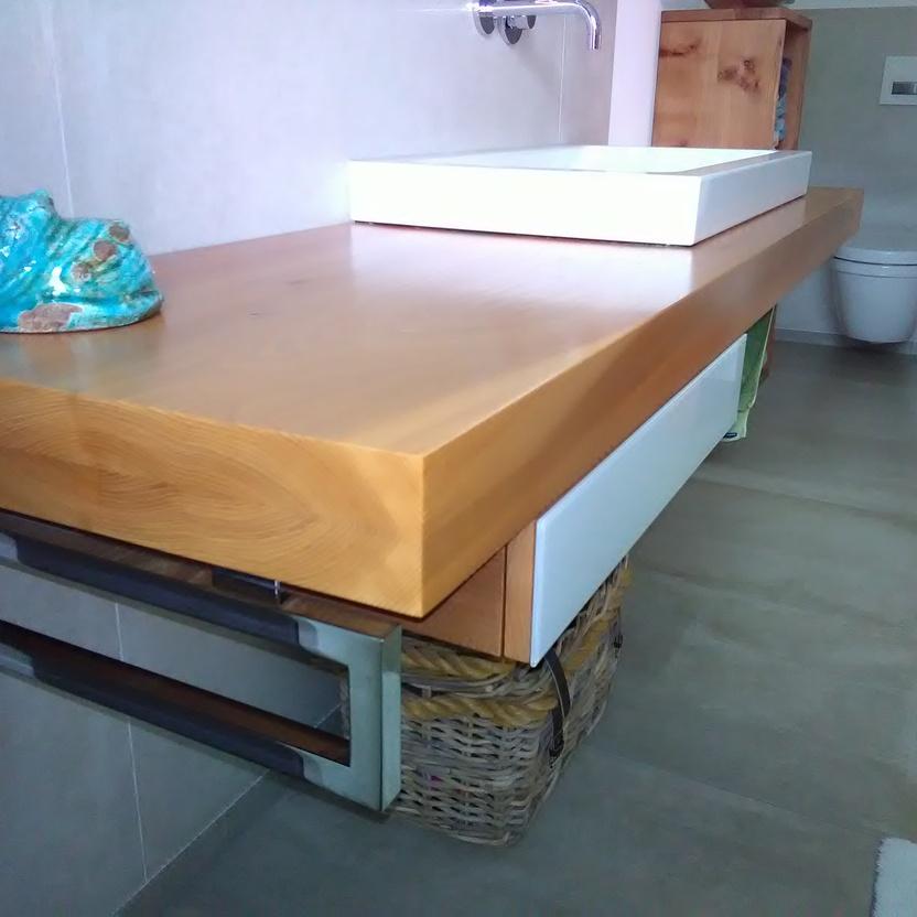 Waschbeckentisch aus Holz mit silberfarbendem Handtuchhalter