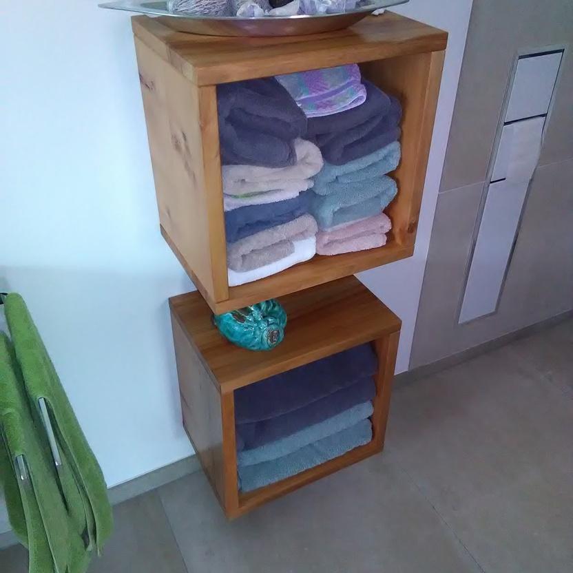 Handtuchablagen als Wandregal aus Holz
