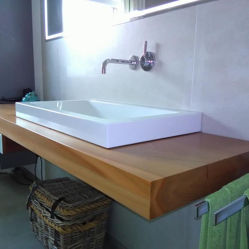 Moderner Waschbeckentisch aus Holz