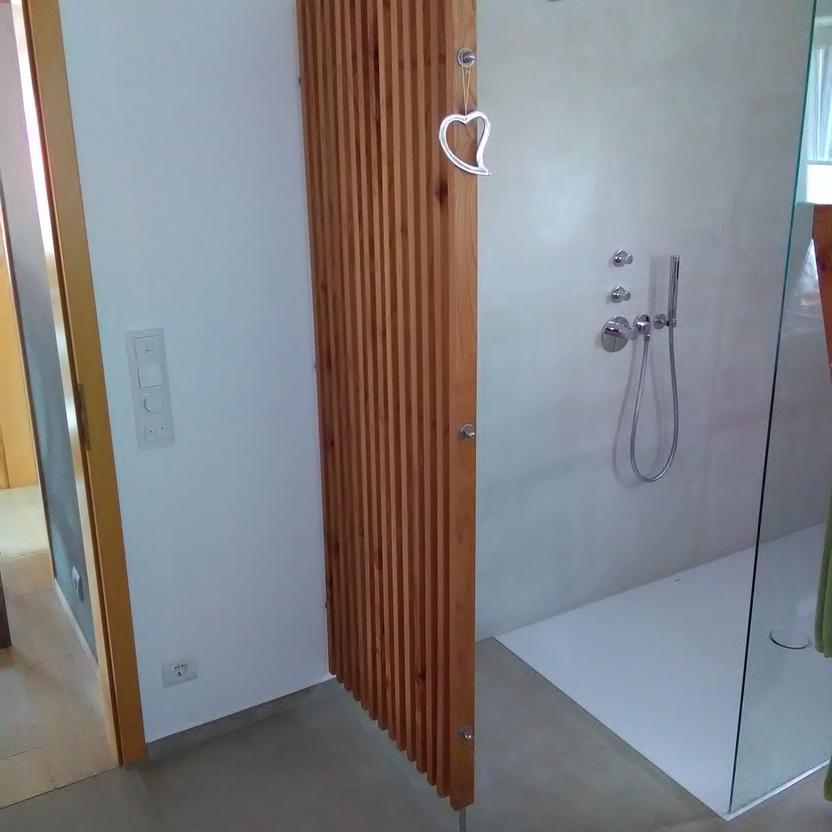 Raumtrenner neben Dusche aus Holz