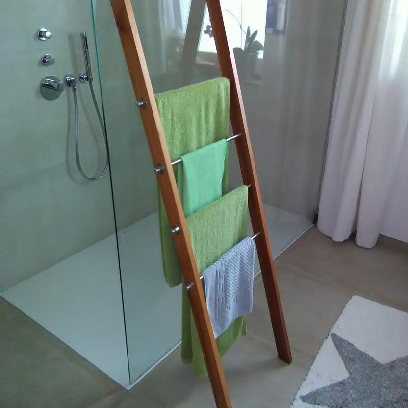 Handtuchhalter in Leiteroptik aus Holz, gelehnt an Duschkabine