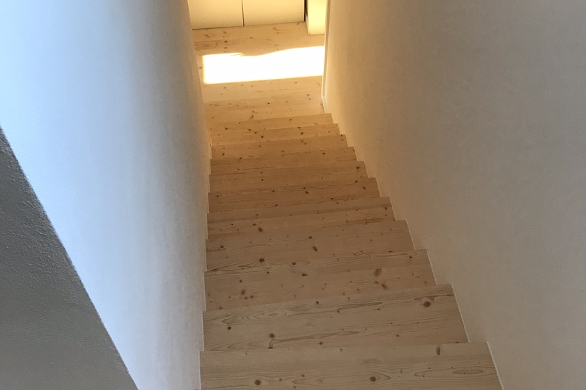 Treppenstufen von oben aus hellem Holz