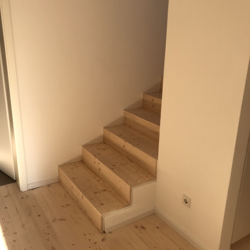 Boden und Treppenstufen aus hellem Holz in Flur