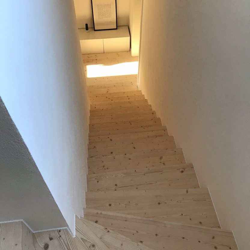 Treppenstufen von oben aus hellem Holz