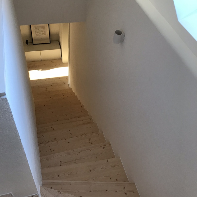 Blick auf Treppenhaus von oben, Stufen mit hellem Holz