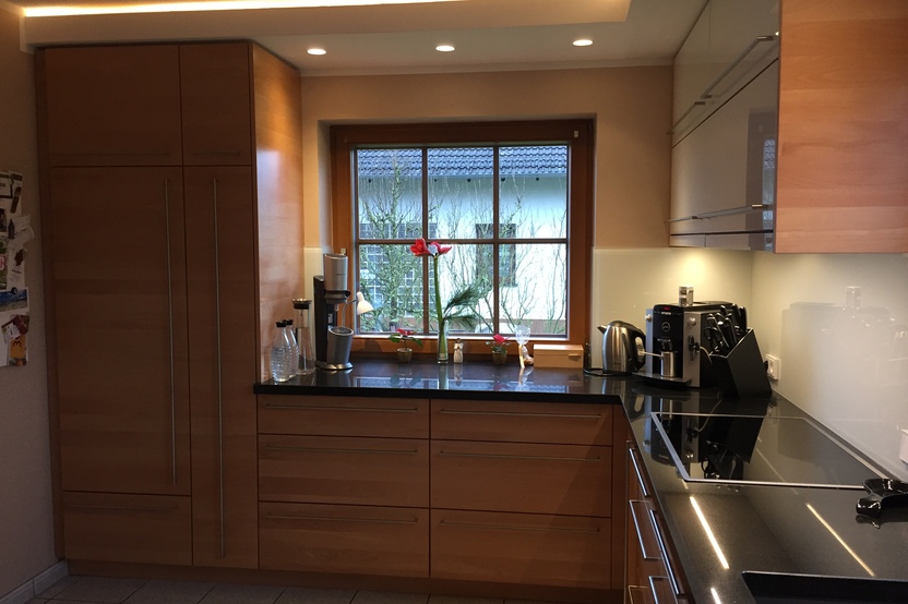 Einbauküche aus Buchenholz mit dunkler Arbeitsplatte