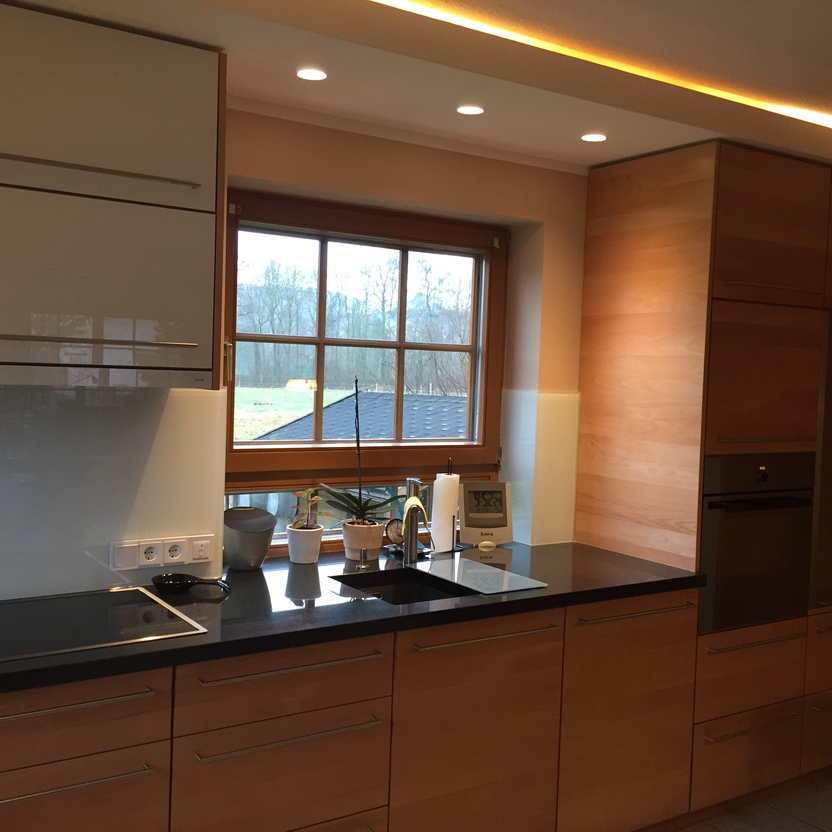 Einbauküche aus Buchenholz mit dunkler Arbeitsplatte