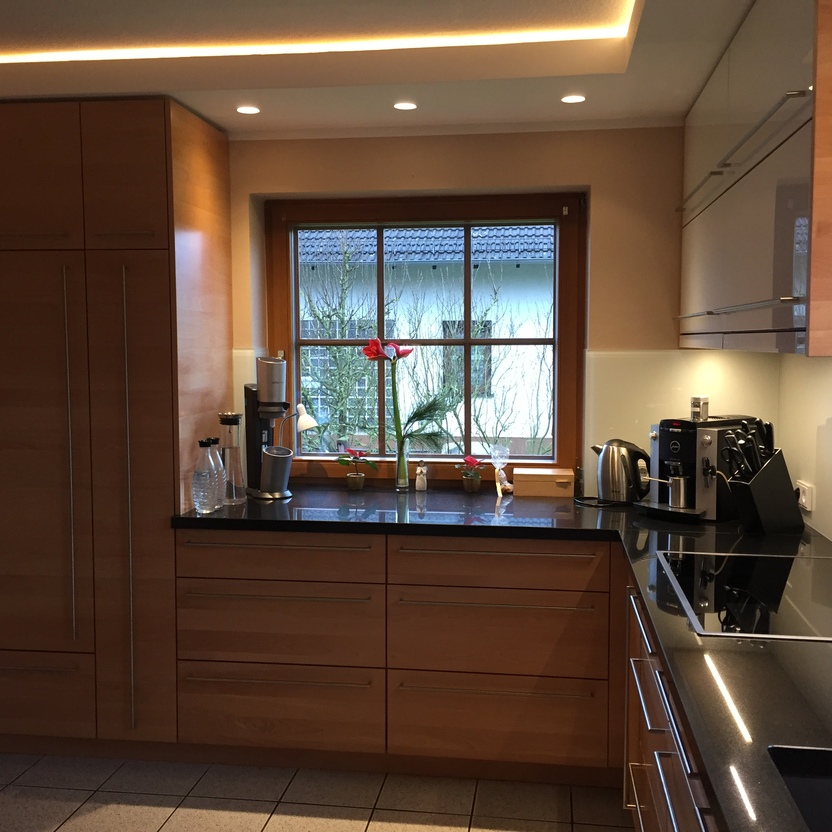 Einbauküche aus Buchenholz mit dunkler Arbeitsplatte