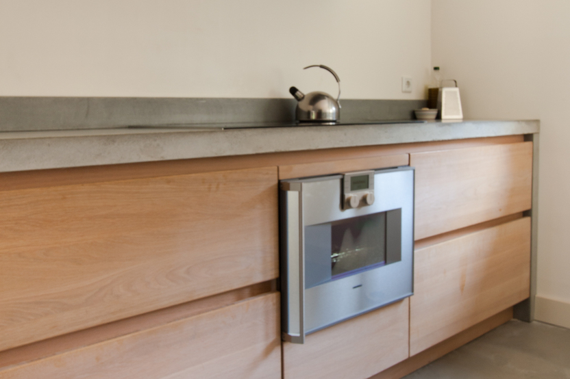 Einbauküche aus Eiche mit heller Arbeitsplatte