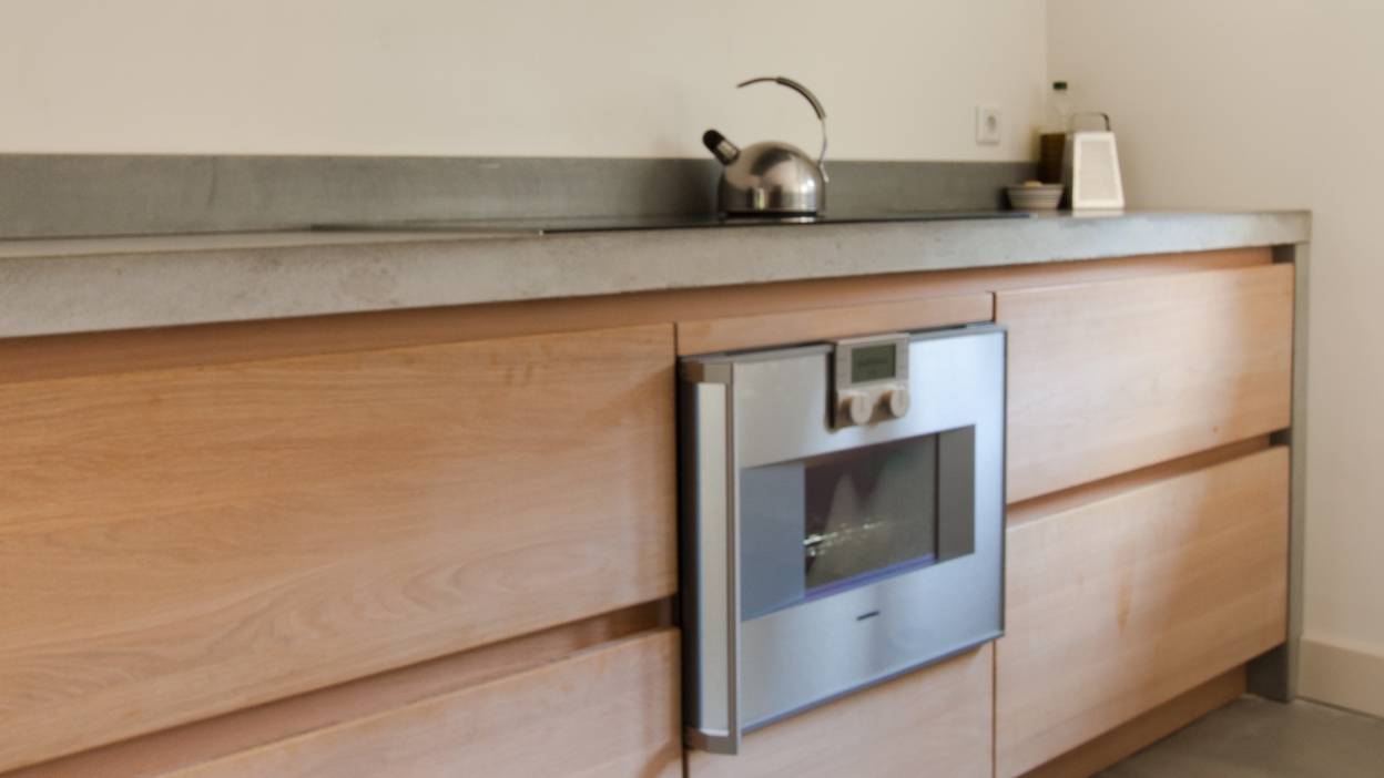 Einbauküche aus Eiche mit heller Arbeitsplatte