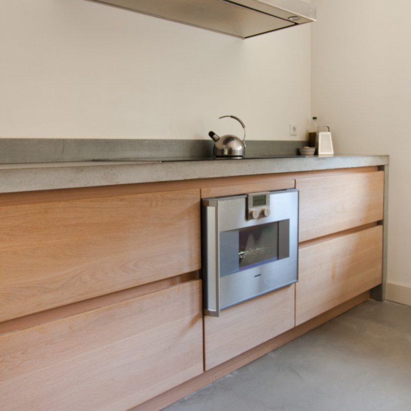 Einbauküche aus Eiche mit heller Arbeitsplatte