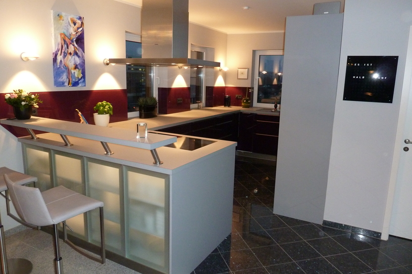 Einbauküche mit modernem Tresenelement als Kochinsel