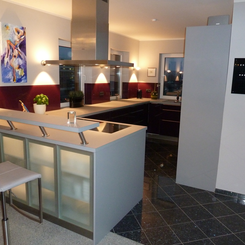 Einbauküche mit modernem Tresenelement als Kochinsel