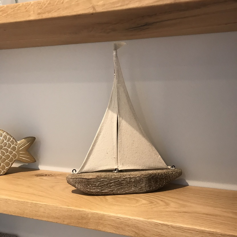 Dekoratives Holzregal f&uuml;r Badm&ouml;bel nach Ma&szlig; mit Segelboot und Fischfigur