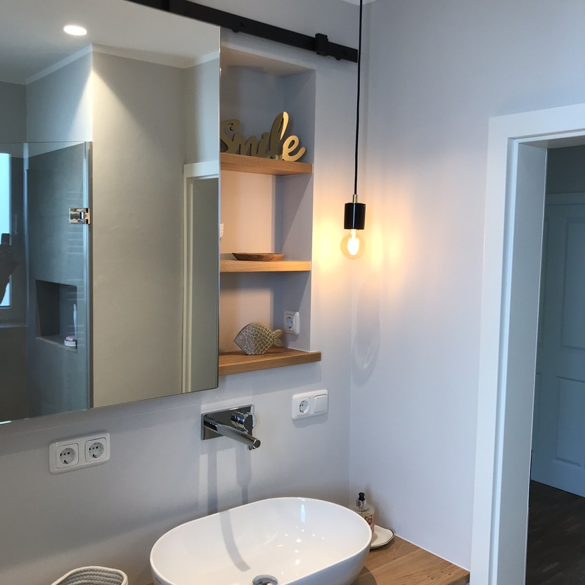 Moderner Waschtisch aus Holz mit Aufsatzwaschbecken und offenen Regalen als Badm&ouml;bel nach Ma&szlig;