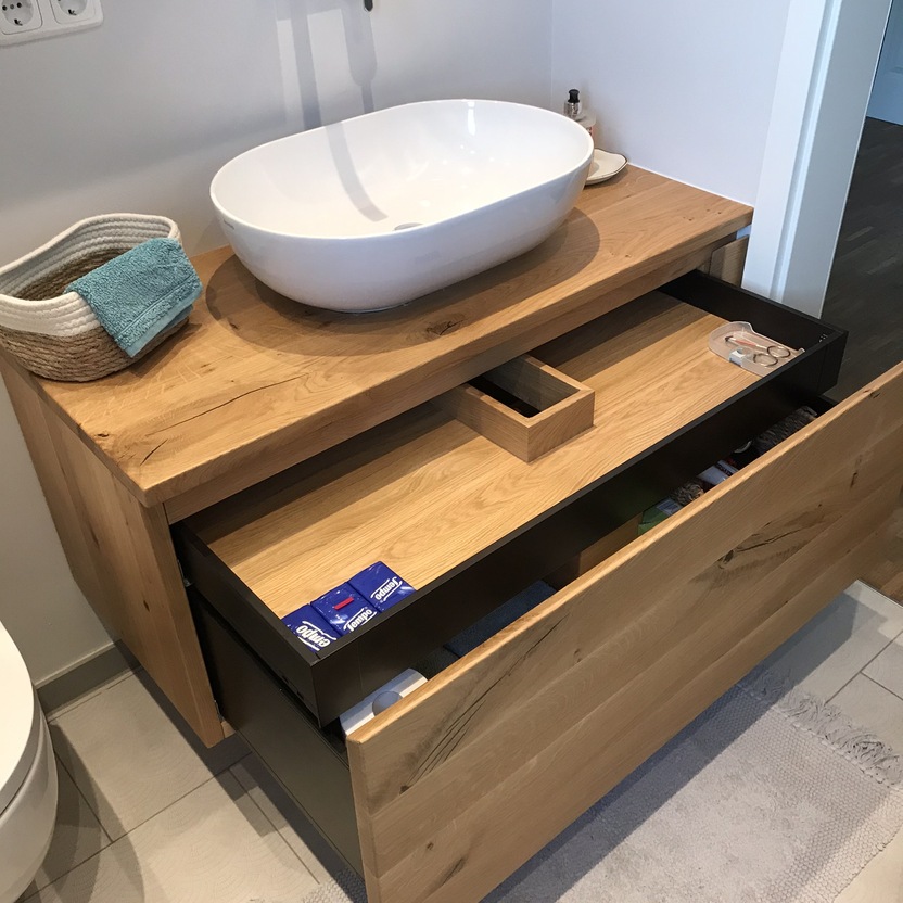 Waschtisch aus Holz mit Aufsatzbecken und ger&auml;umigen Schubladen, individuell gefertigte Badm&ouml;bel nach Ma&szlig;