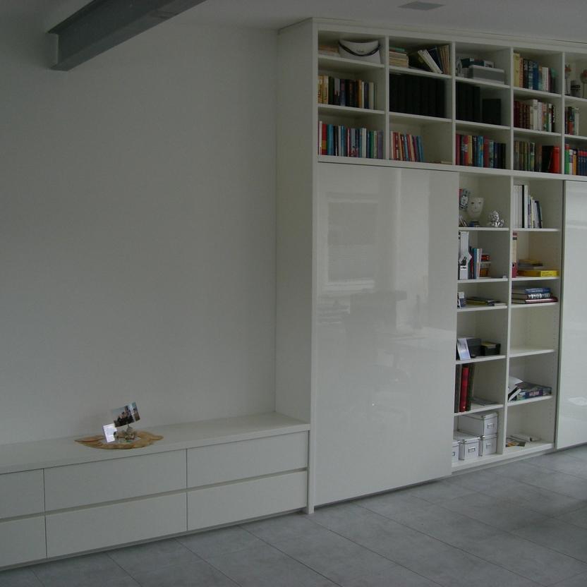 Großes weißes Regal mit offenen Fächern und Schiebetüren, individuell gefertigte Büromöbel nach Maß