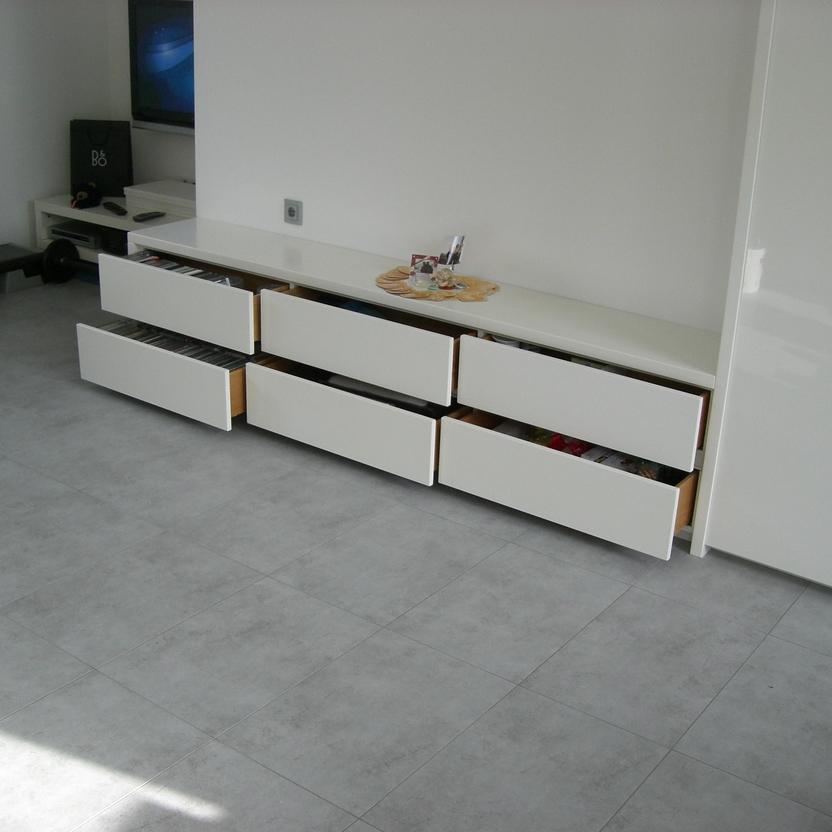 Weißes Sideboard mit mehreren geöffneten Schubladen bietet viel Stauraum als moderne Büromöbel nach Maß