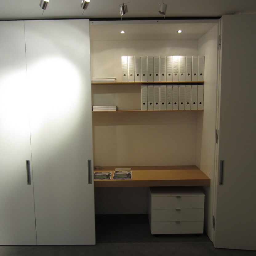 Weißer Einbauschrank mit offenen Regalen, Ablagefläche und Rollcontainer für praktische Büromöbel nach Maß