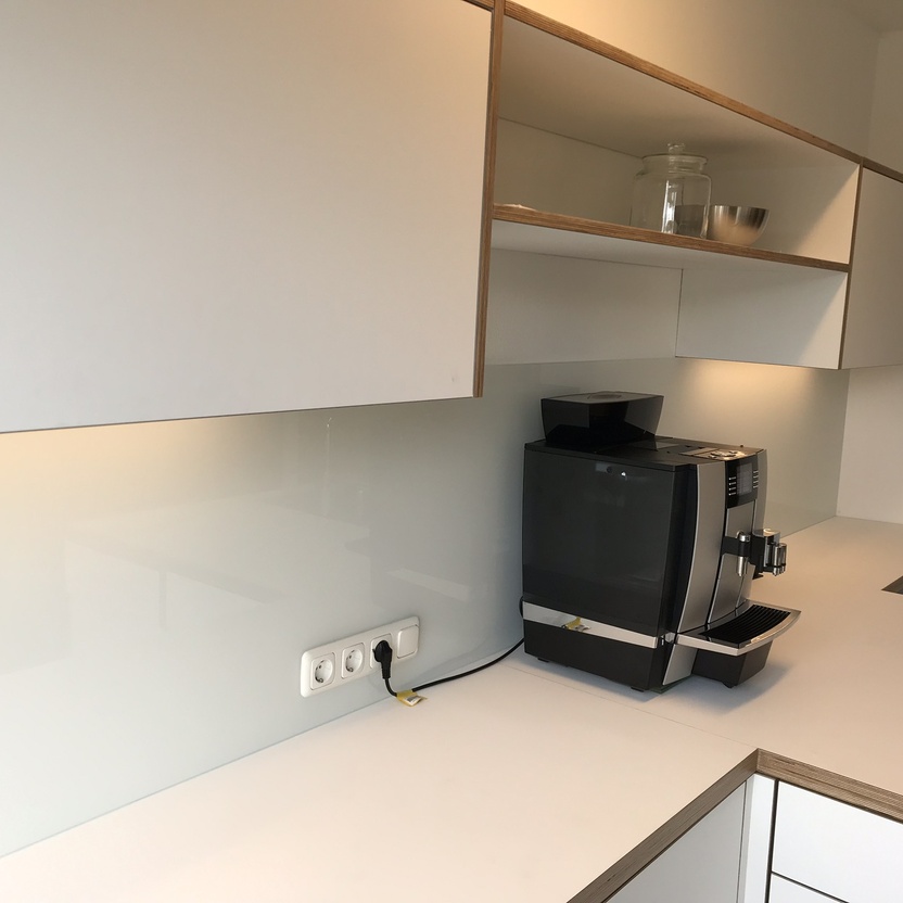 Moderne Büro-Teeküche mit Einbauschränken, Arbeitsfläche und Kaffeemaschine, funktionale Büromöbel nach Maß