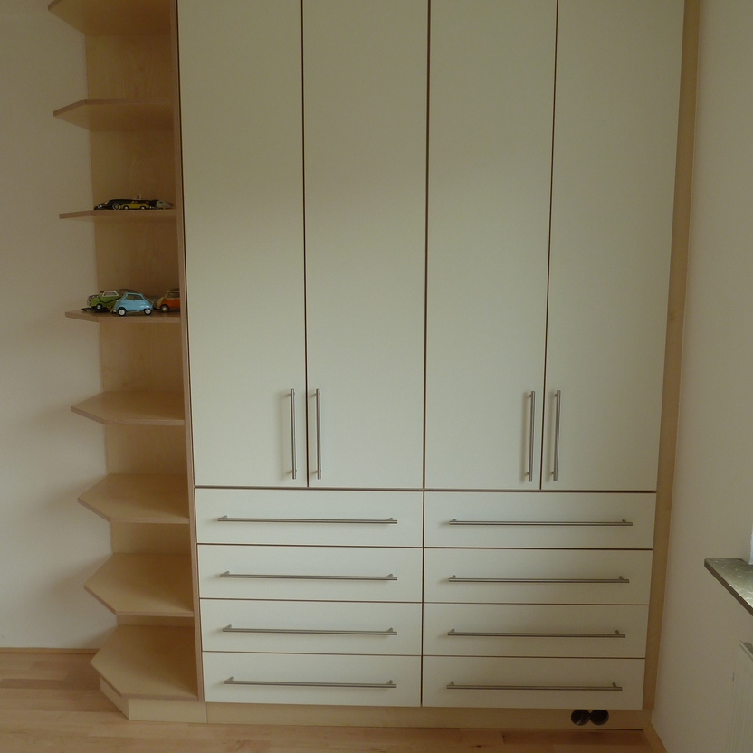 Weißer Schrank mit vielen Schubladen und seitlichen Regalfächern, individuell gefertigte Büromöbel nach Maß