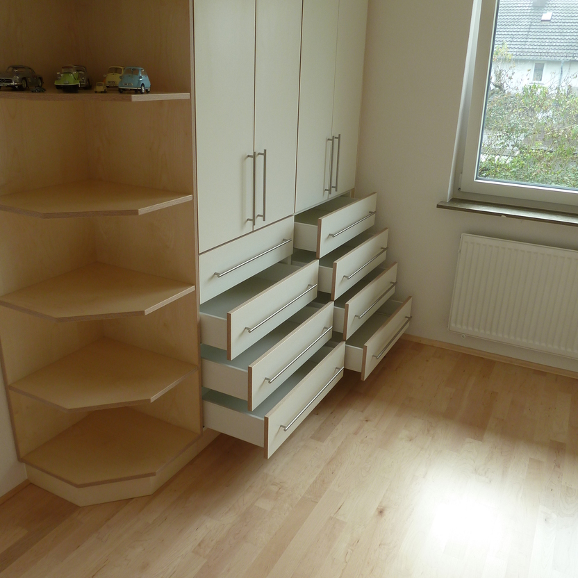 Weißer Büroschrank mit zahlreichen geöffneten Schubladen und seitlichen Regalfächern, individuell gefertigte Büromöbel nach Maß