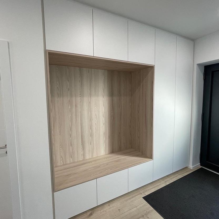 Individueller Einbauschrank nach Maß mit weißen Fronten und Holzaussparung