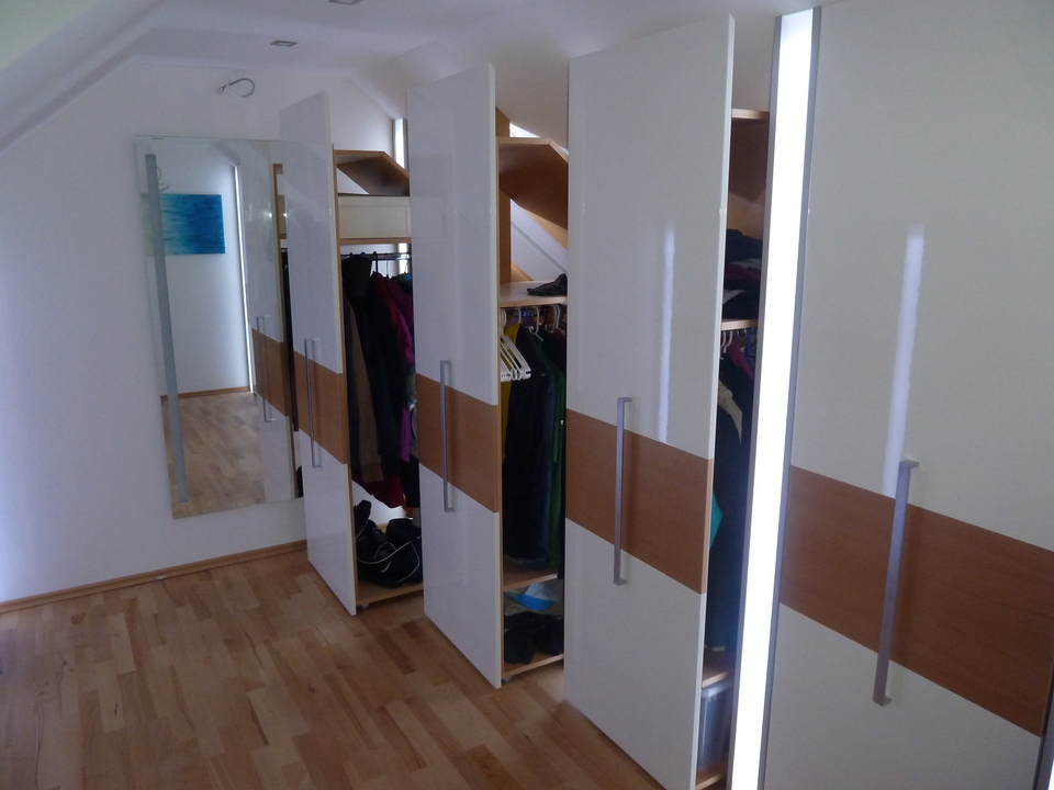 Einbauschrank unter Dachschräge mit aufziehbaren Türen