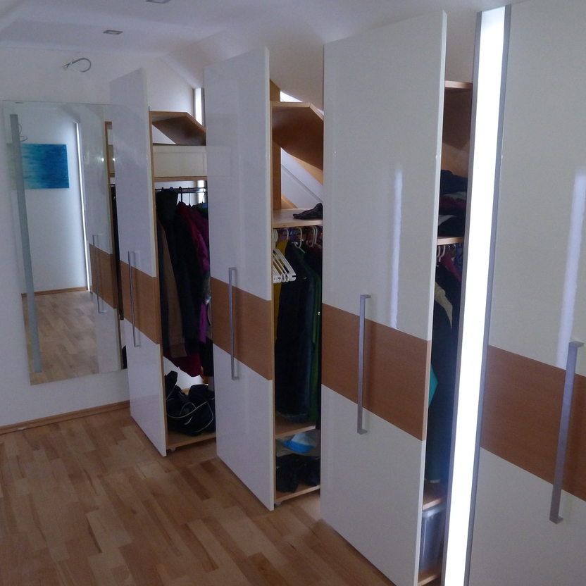 Einbauschrank unter Dachschräge mit aufziehbaren Türen