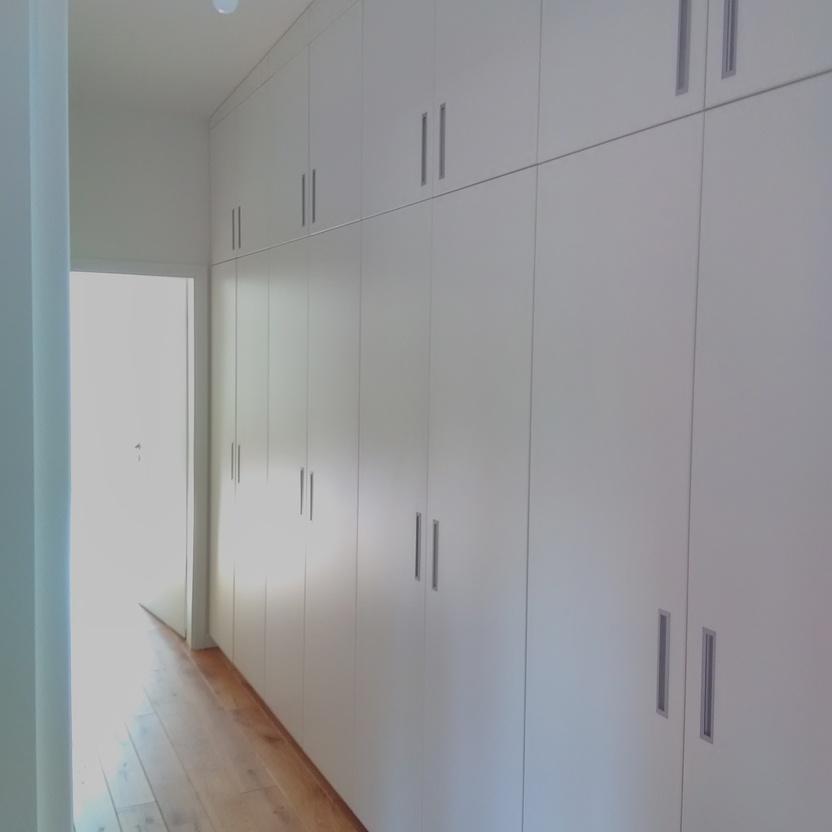 Einbauschrank in weißem Holz