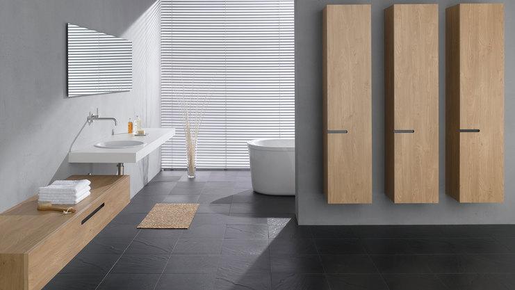 Badezimmerimpression mit Schrankelement Badezimmerimpression mit drei modernen Schrankelementen auf Trennwand