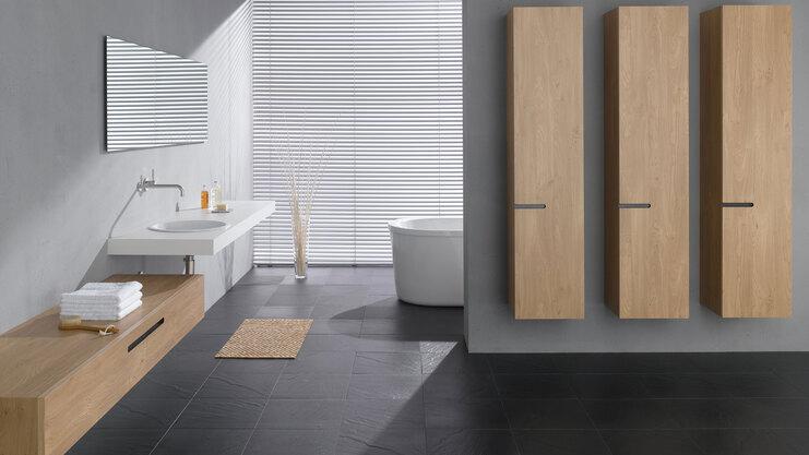Badezimmerimpression mit drei modernen Schrankelementen auf Trennwand