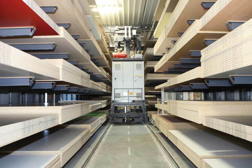 Fertigungshalle als Plattenlager mit deckenhohen Regalen mit Holzplatten