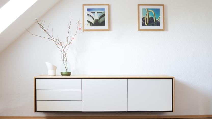 Weißes Hängeboard für den Flur