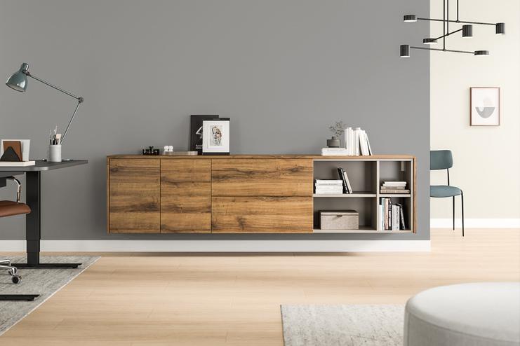 Elegantes Hängeboard nach Maß mit natürlicher Holzmaserung, kombiniert mit offenen Regalfächern in einem stilvollen Büro.