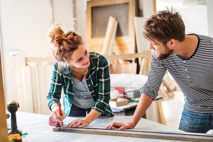 Tischler Azubis bei der Arbeit Tischler Azubis - Junge und Mädchen